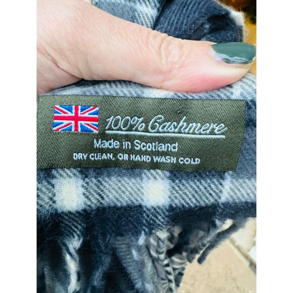 Scottish-Made 100% Cashmere Plaid Scarf Fringe Blk Grey Old Money Organic Fabric - Picture 5 of 5
